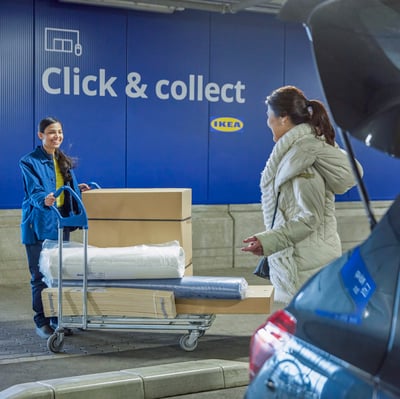 Kupka in zaposlena v podjetju IKEA na prevzemu izdelkov